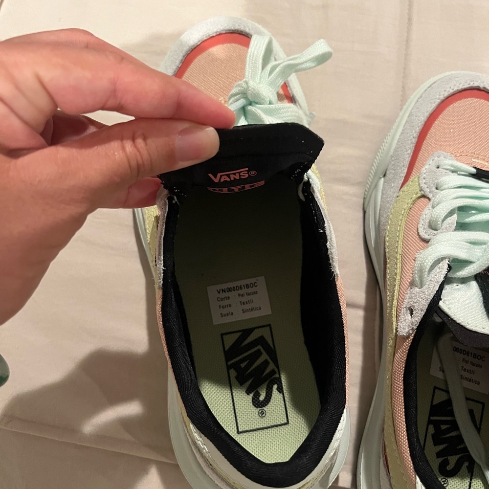 VANS - Picture 3 of 7
